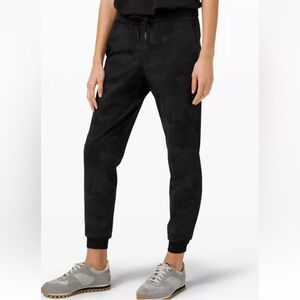 Lululemon On the Fly Jogger 28” Luxtreme Heritage 365 Camo Black Sz 4